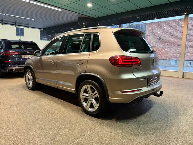 Volkswagen Tiguan view 4