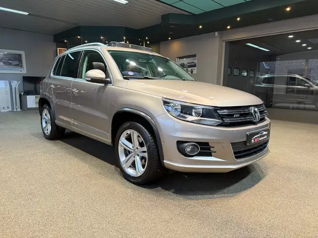 Volkswagen Tiguan view 3