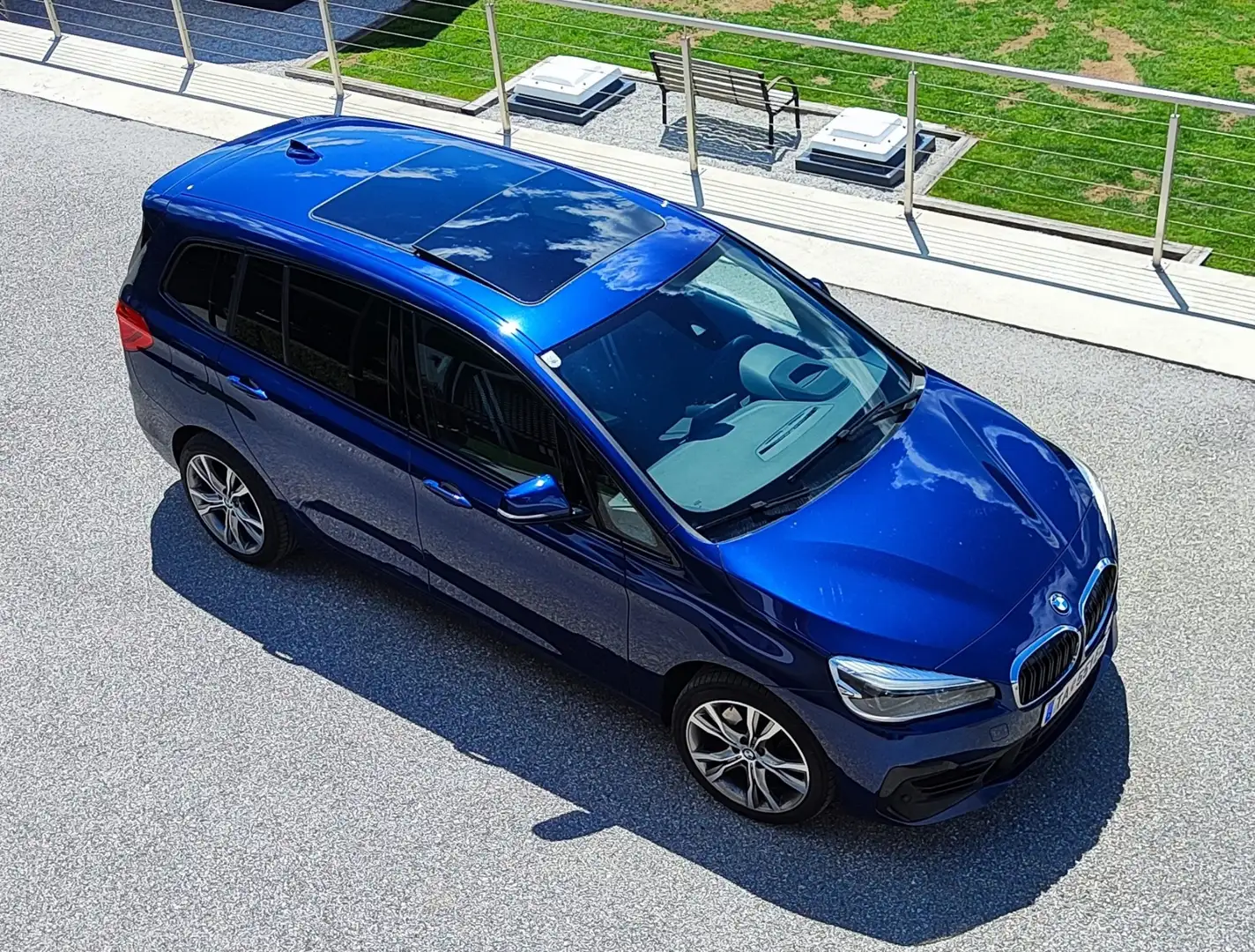 BMW 220 xd Gran Tourer xDrive Aut. Sport Line,AHK,Pano Blau - 2