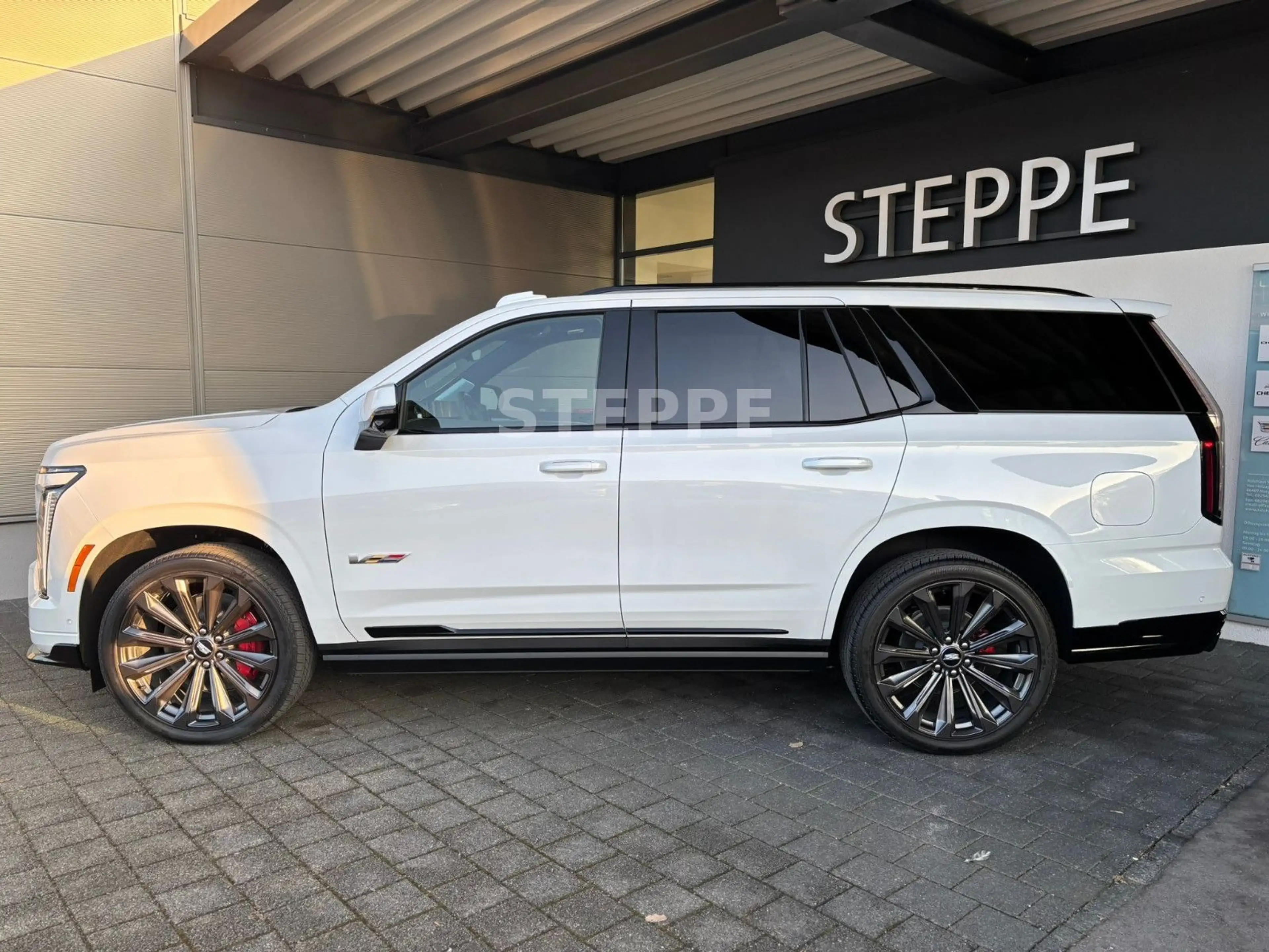 Cadillac Escalade MY26 V-Series 6.2 V8 Supercharged AWD — photo 3