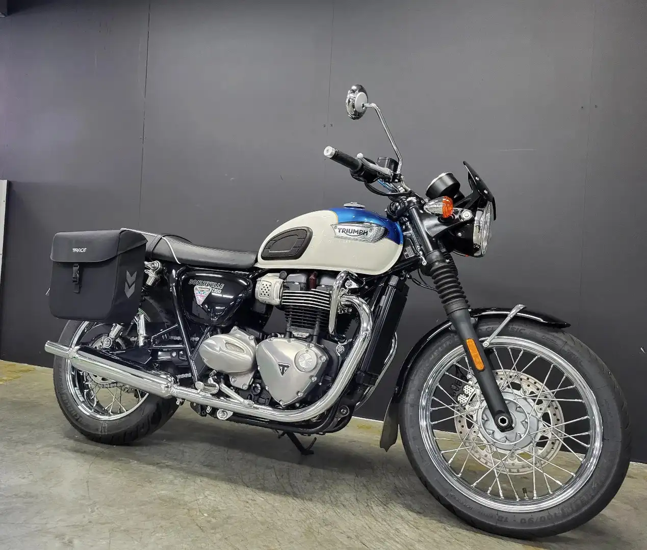 Triumph Bonneville T100 - 1