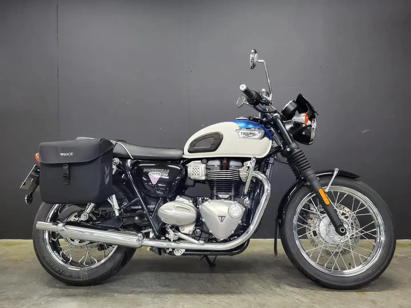 Triumph Bonneville T100 - 2