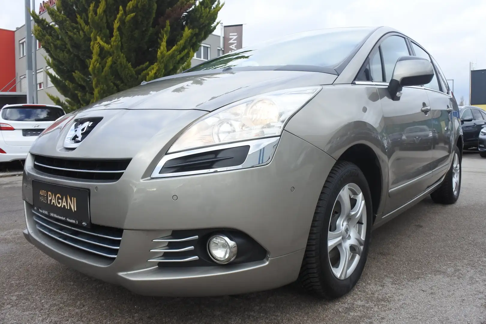 Peugeot 5008 1,6 e-HDi 115 FAP Automatik/7SITZE/PICKERL NEU Argent - 1