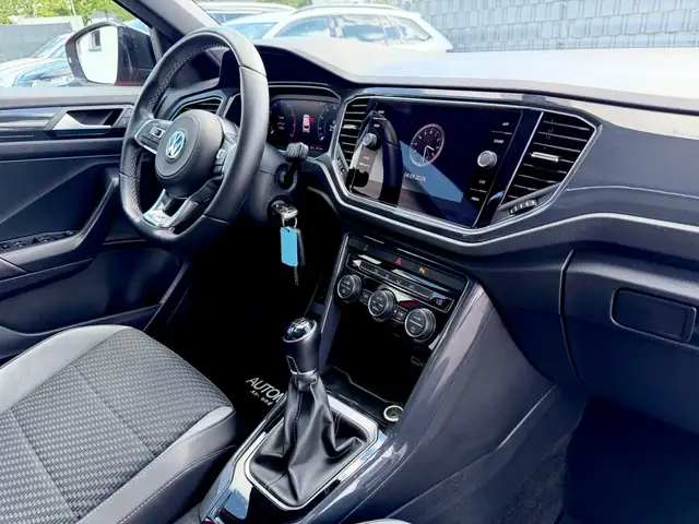 Volkswagen T-Roc view 10