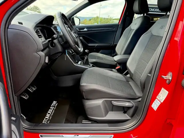 Volkswagen T-Roc view 9