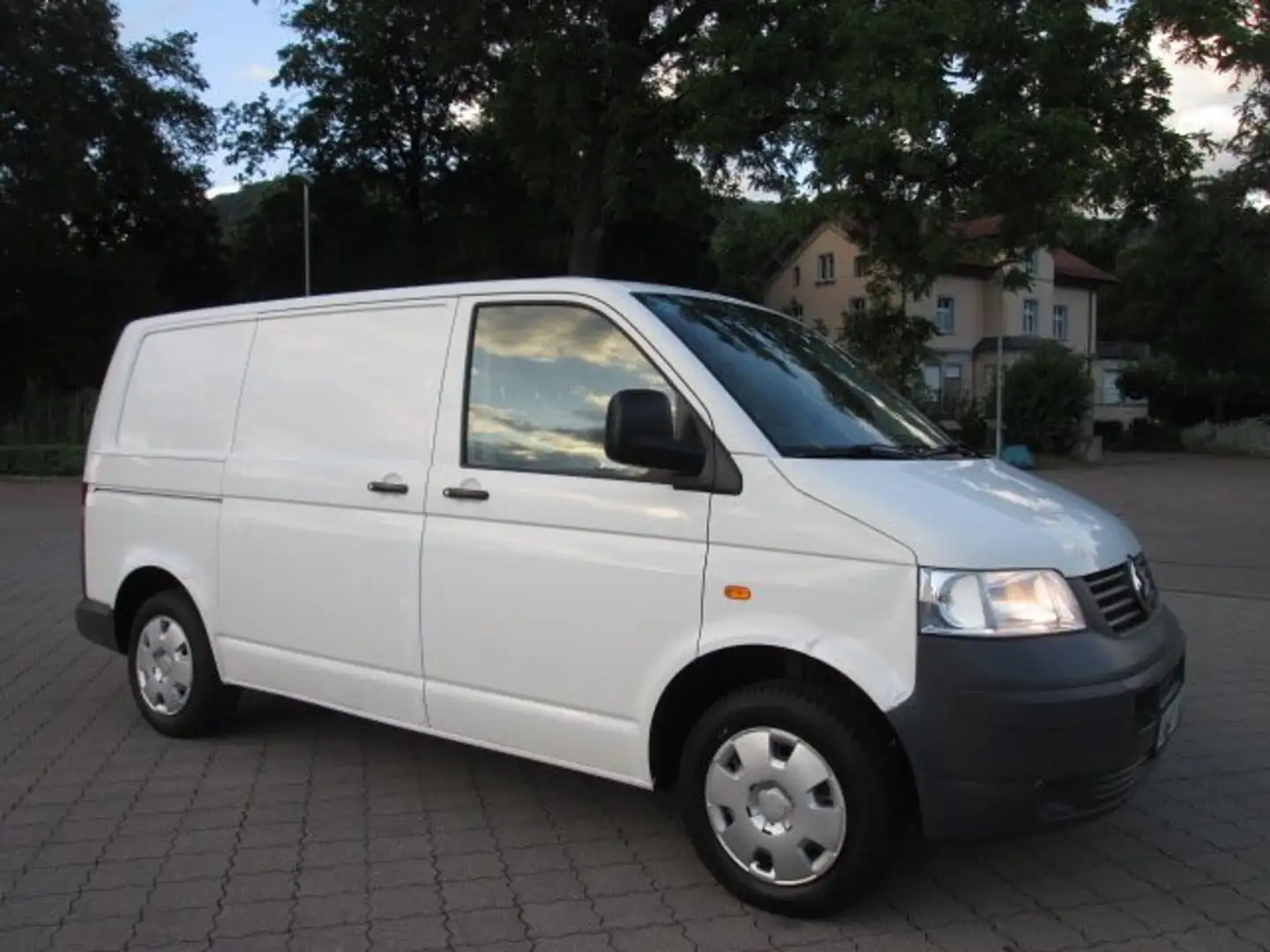 Volkswagen T5 Transporter 2.HAND+DIESEL+FÄHRT GUT+AHK+TÜV+3-SITZER Weiß - 2