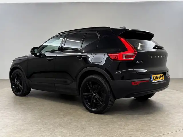 Volvo XC40 view 3