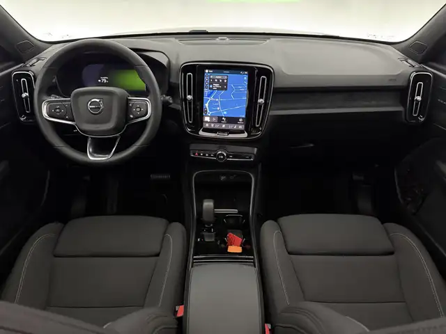 Volvo XC40 view 2