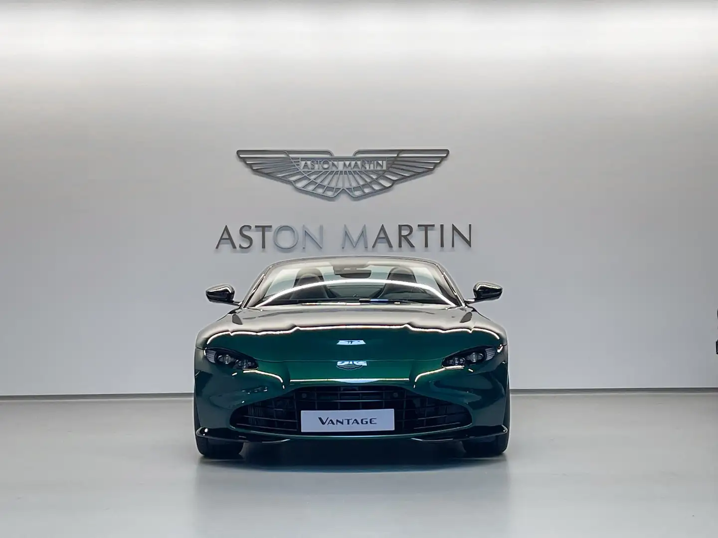 Aston Martin Vantage V8 Roadster | Aston Martin Brussels Зелений - 2