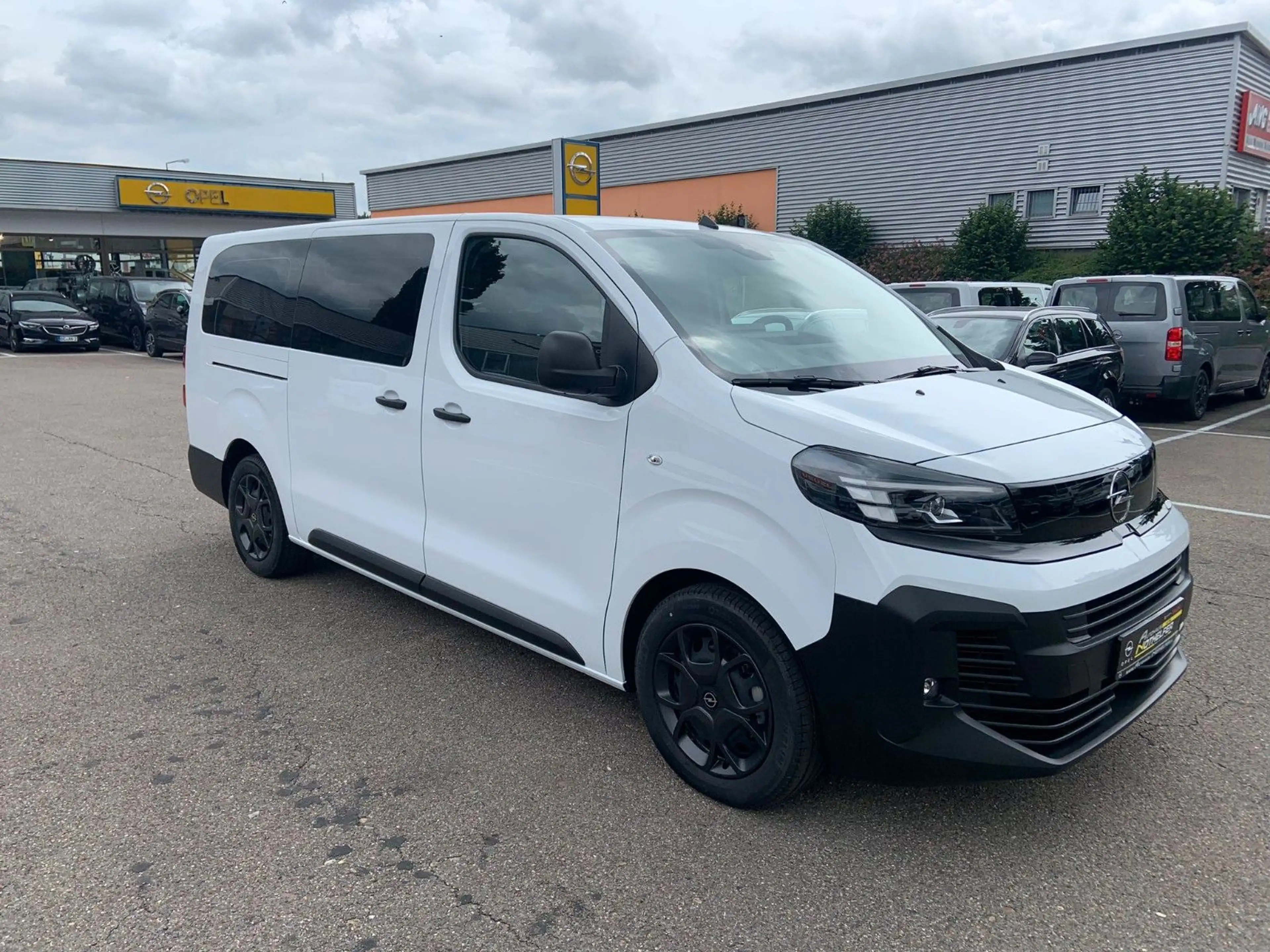 Opel Vivaro Kombi XL 9 Sitze Voll Garantie bis 03.28 — photo 4
