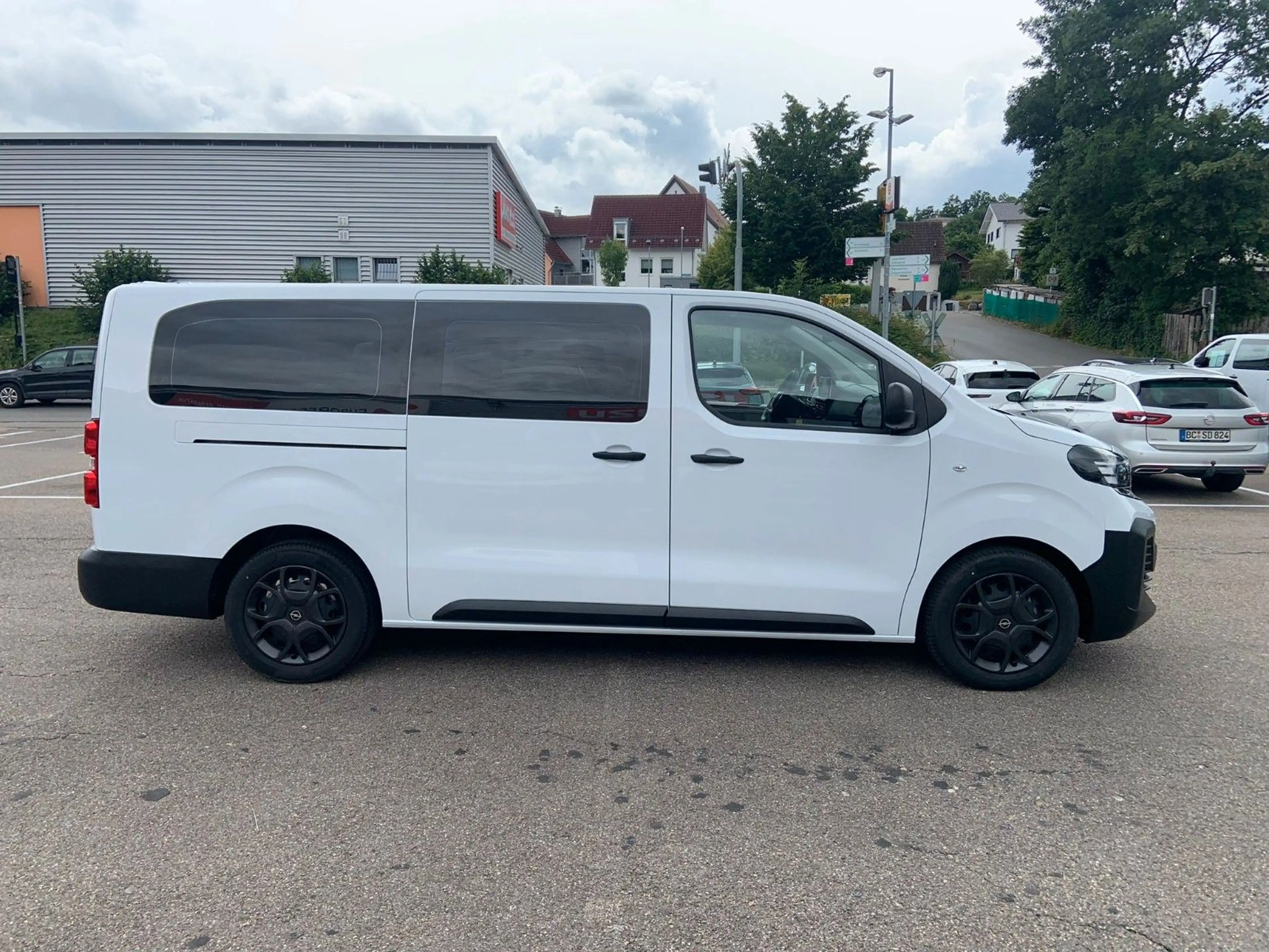 Opel Vivaro Kombi XL 9 Sitze Voll Garantie bis 03.28 — photo 5