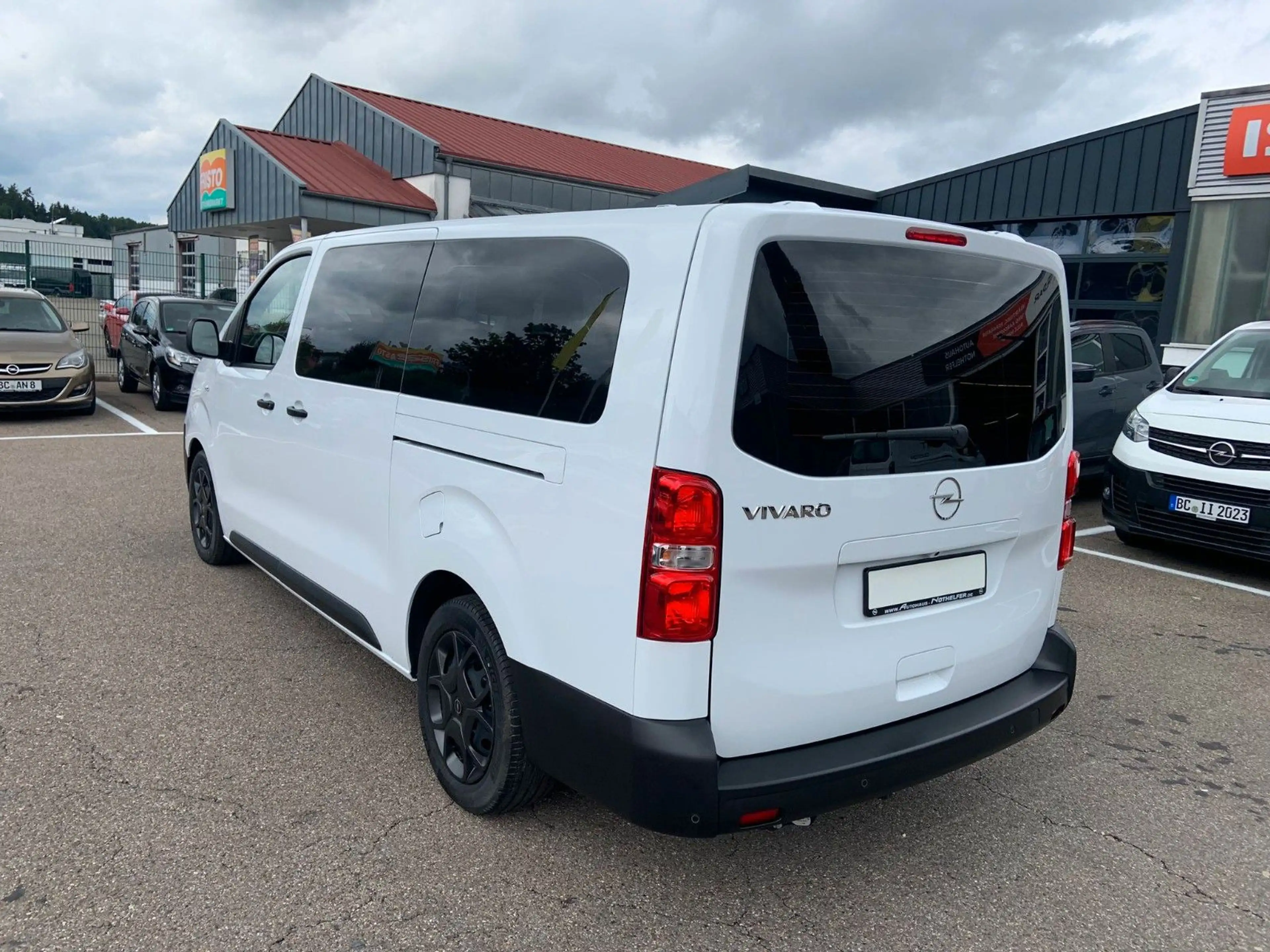 Opel Vivaro Kombi XL 9 Sitze Voll Garantie bis 03.28 — photo 9