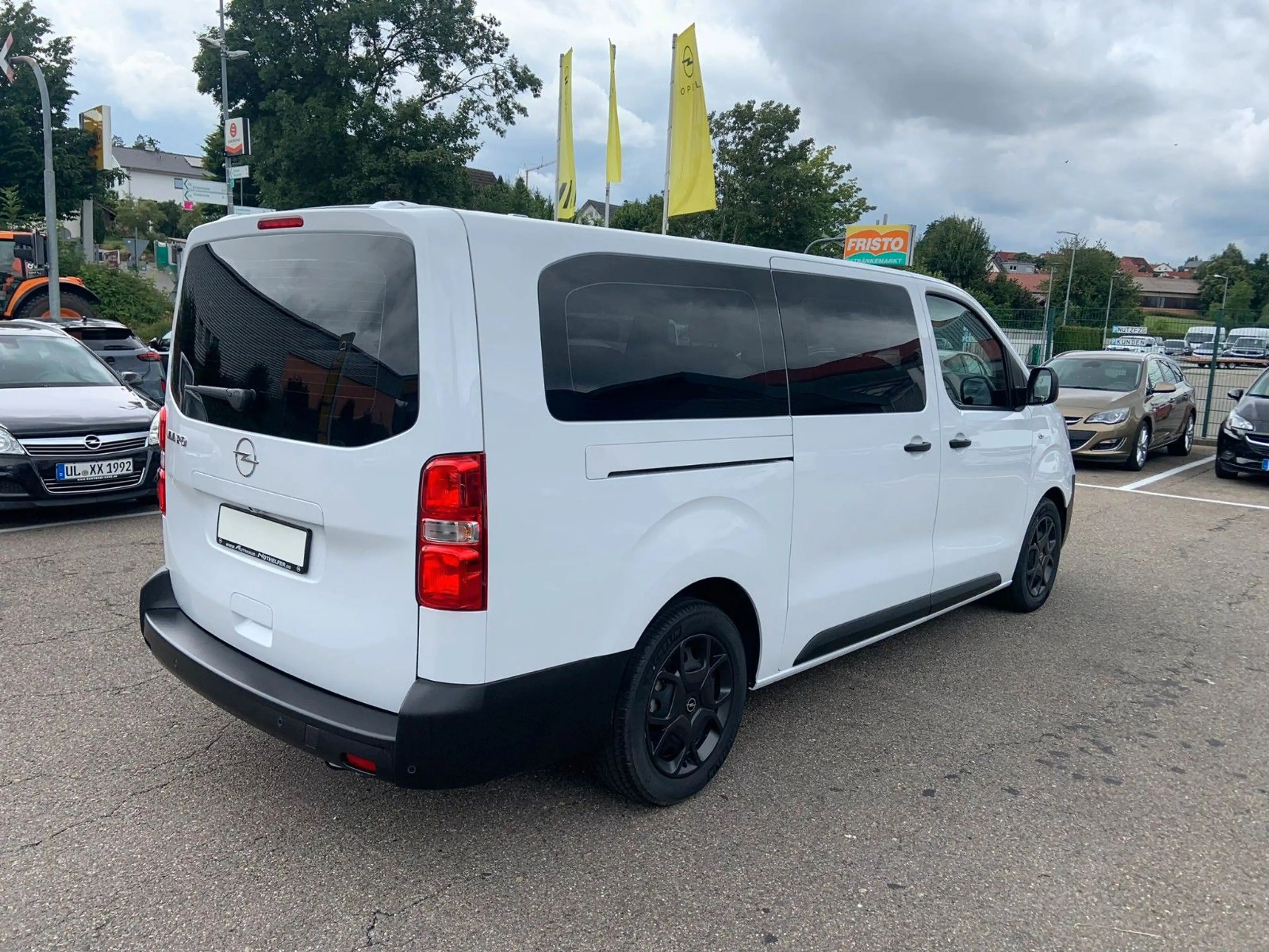 Opel Vivaro Kombi XL 9 Sitze Voll Garantie bis 03.28 — photo 6