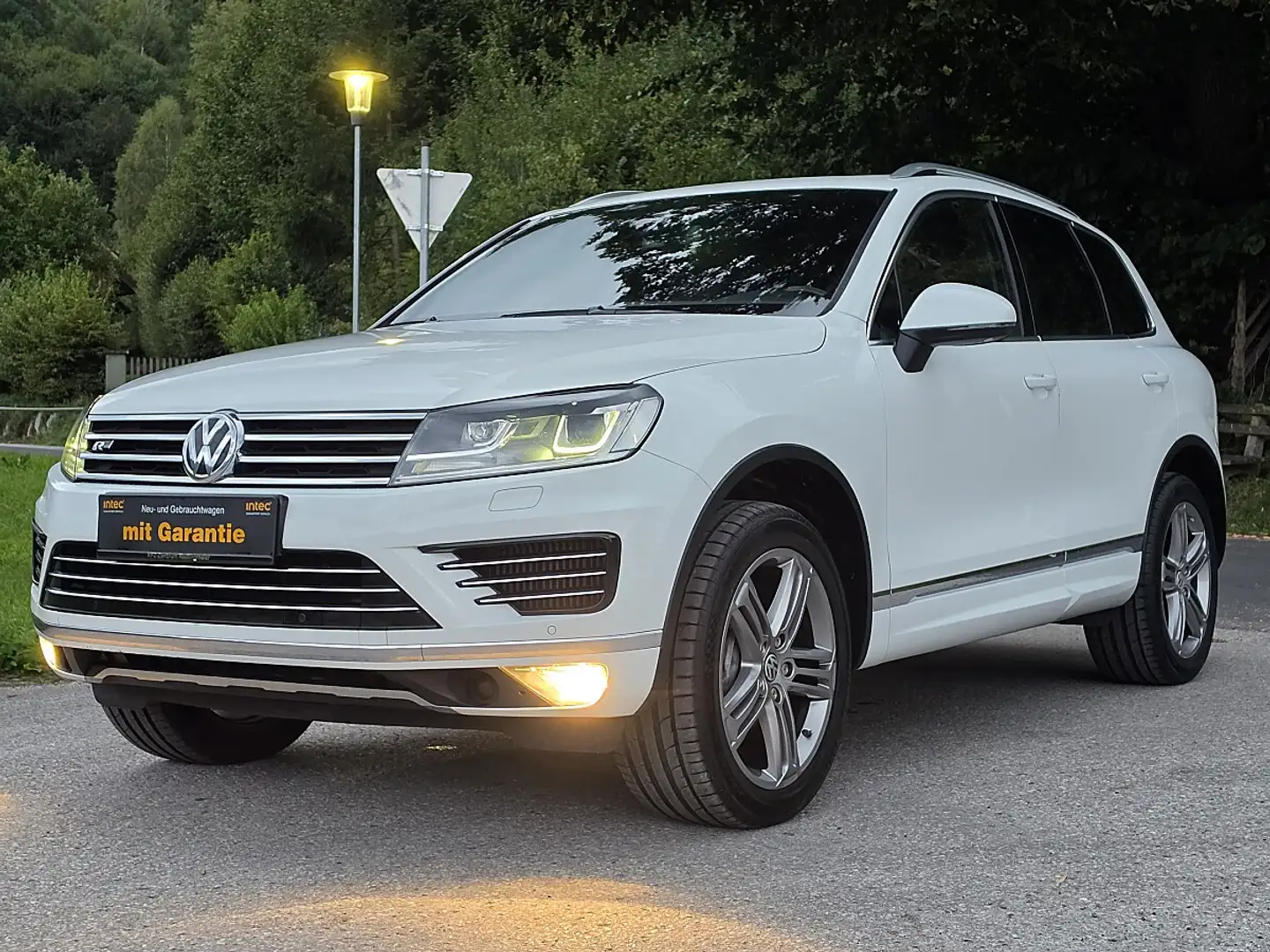 Volkswagen Touareg *R-Line*AHK*Pano*Vollausstattung* Weiß - 2