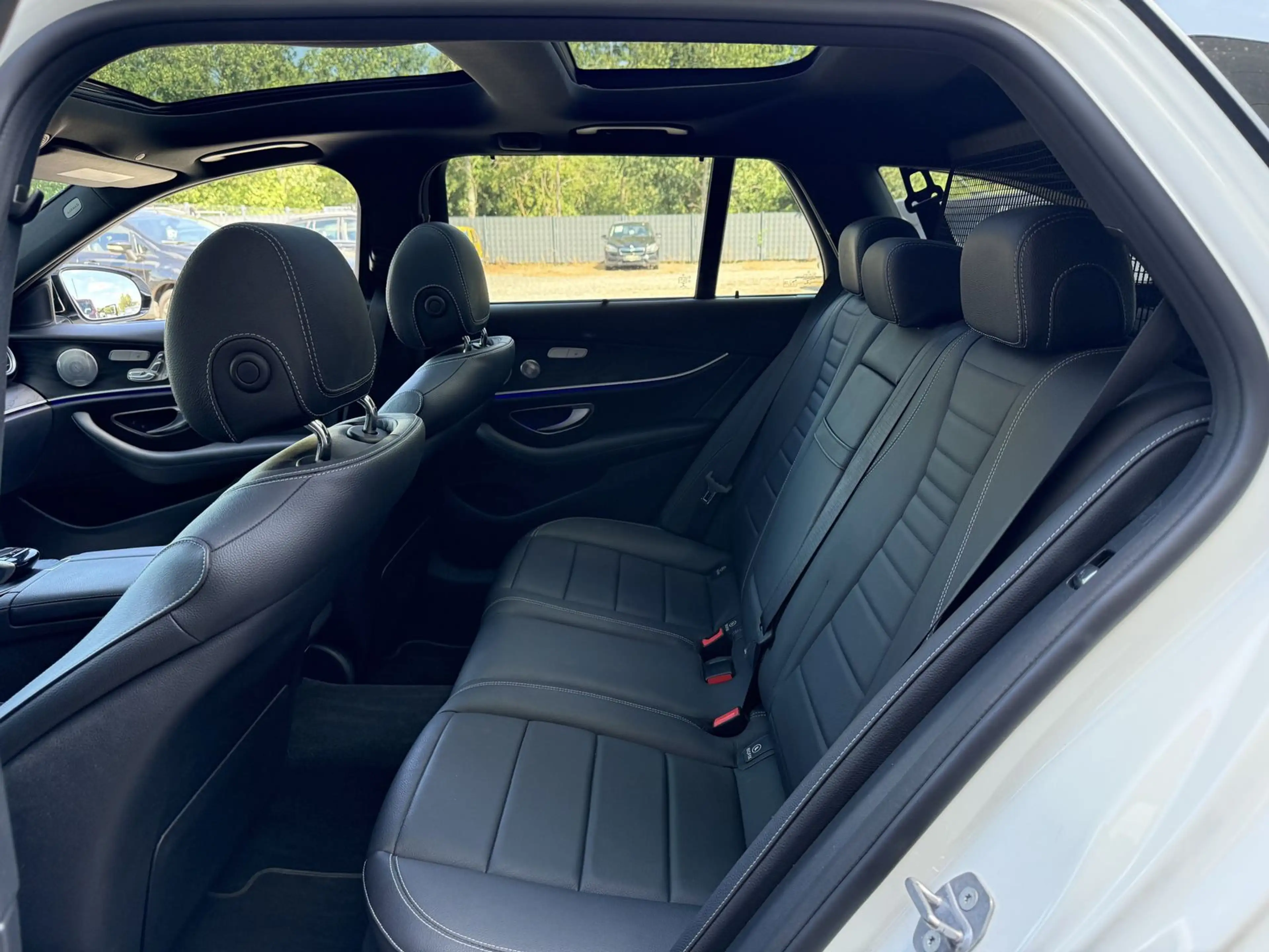 Mercedes-Benz E 400 4Matic AMG *MULTIBEAM*PANO*360°* — photo 15