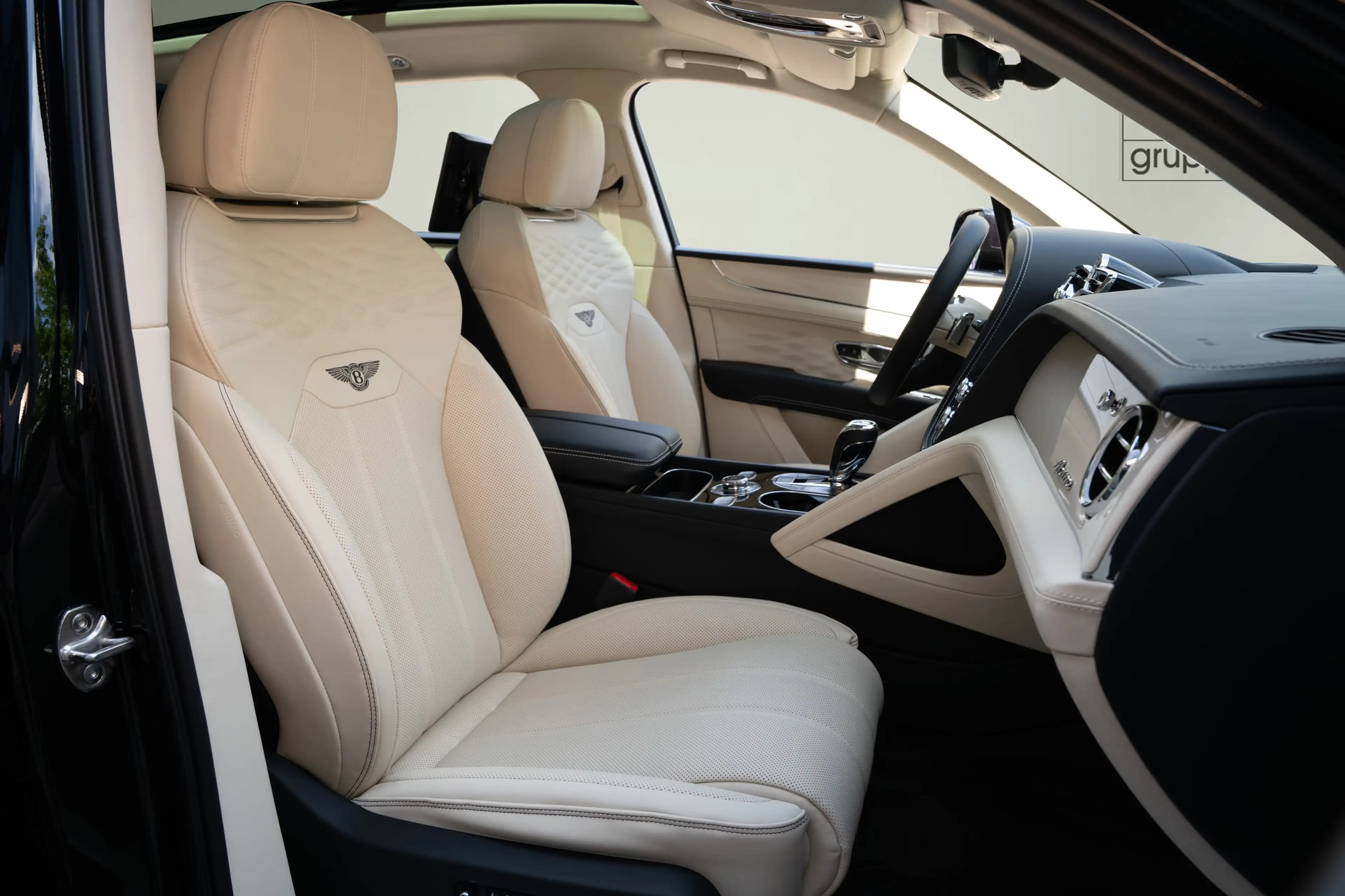 Bentley Bentayga V8 EWB Azure V8 *AirlineSeatSpec* — photo 13