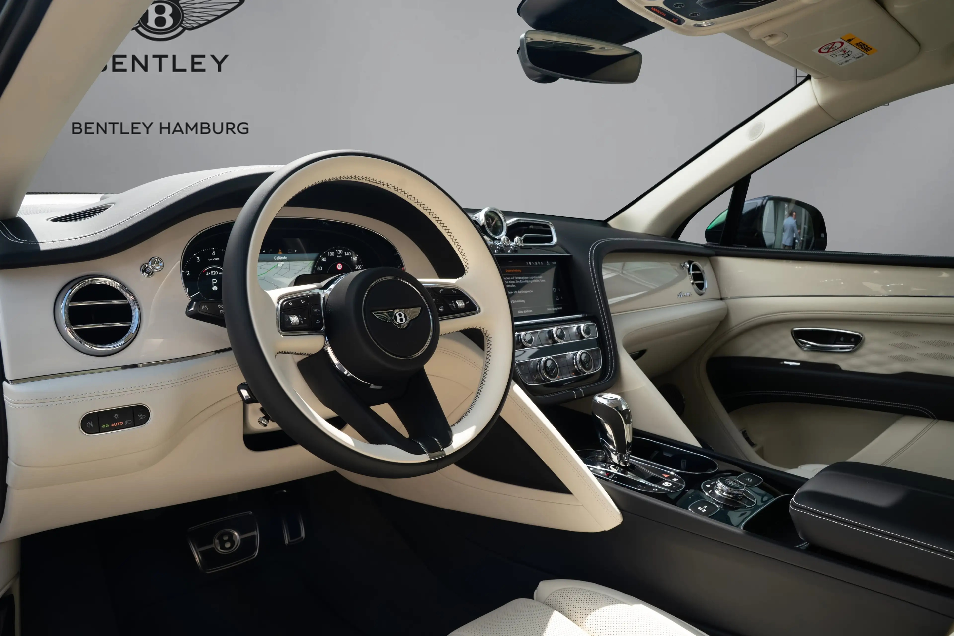 Bentley Bentayga V8 EWB Azure V8 *AirlineSeatSpec* — photo 9