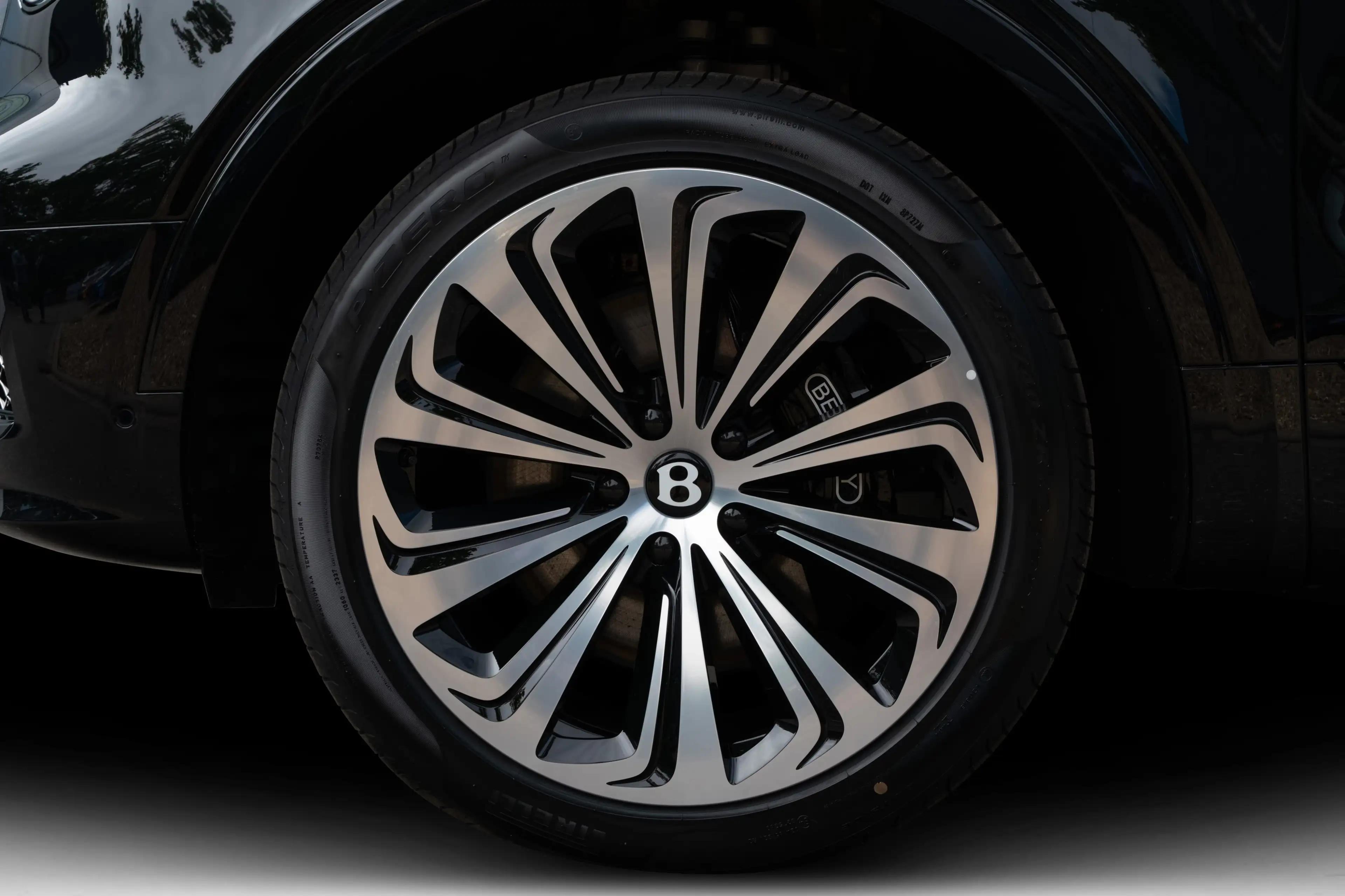Bentley Bentayga V8 EWB Azure V8 *AirlineSeatSpec* — photo 8