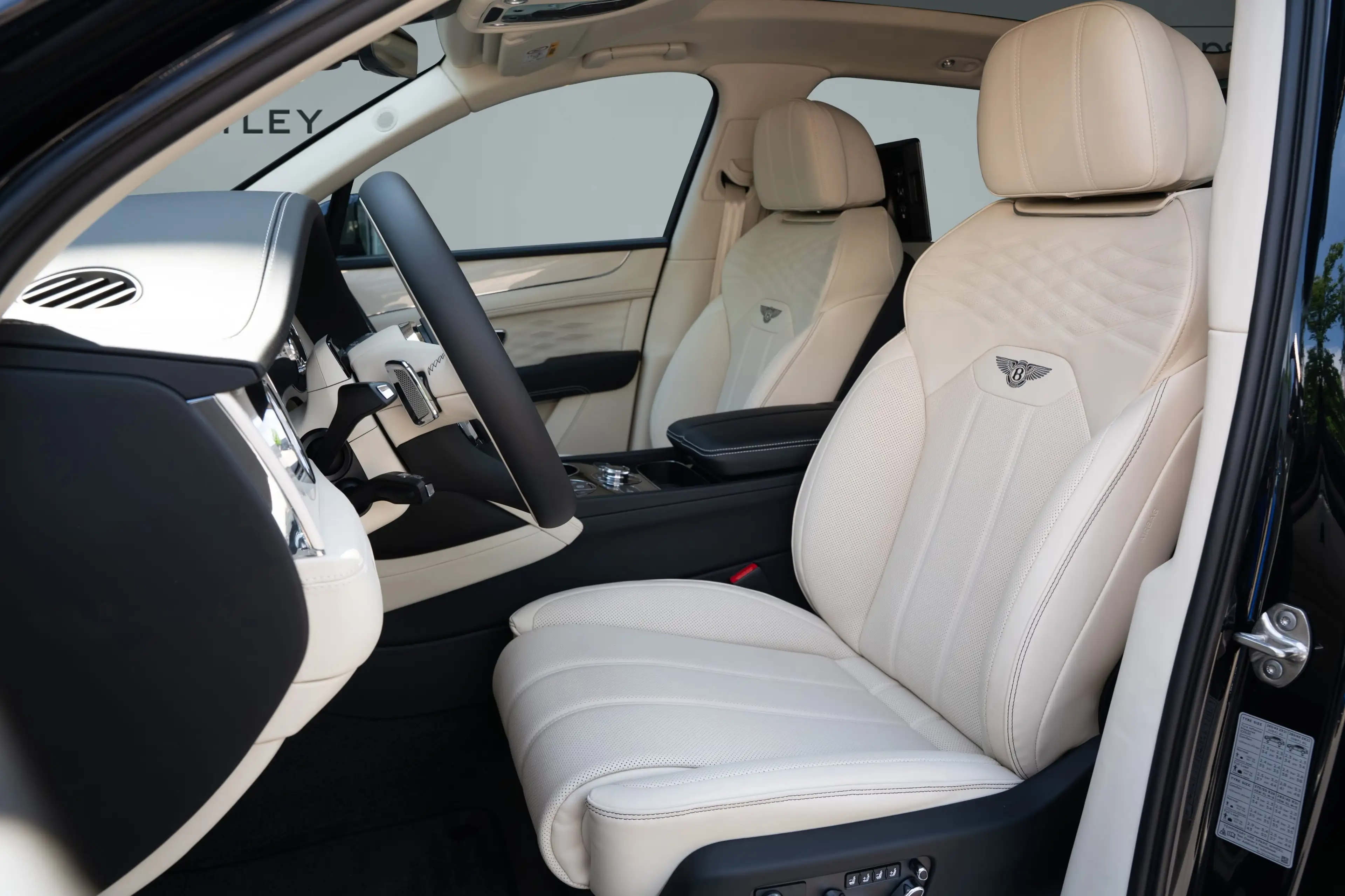 Bentley Bentayga V8 EWB Azure V8 *AirlineSeatSpec* — photo 12