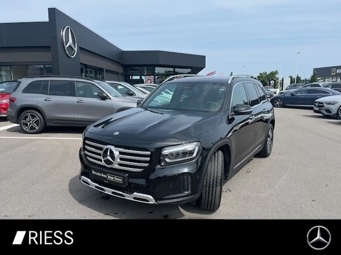 Mercedes-Benz GLB 250 4M Progressive 7 Sitze Pano W-Paket 18" Fekete - 1