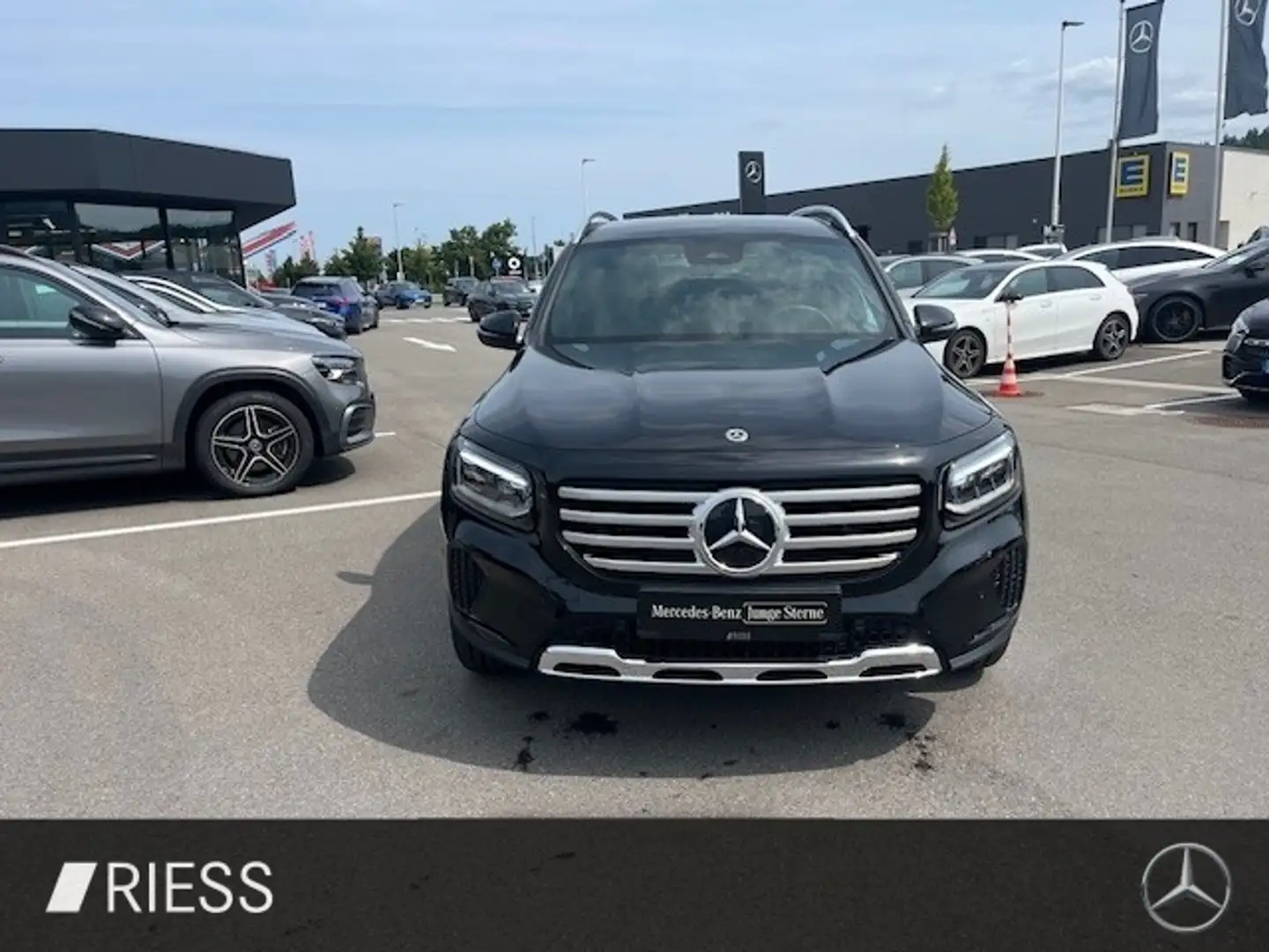 Mercedes-Benz GLB 250 4M Progressive 7 Sitze Pano W-Paket 18" Fekete - 2