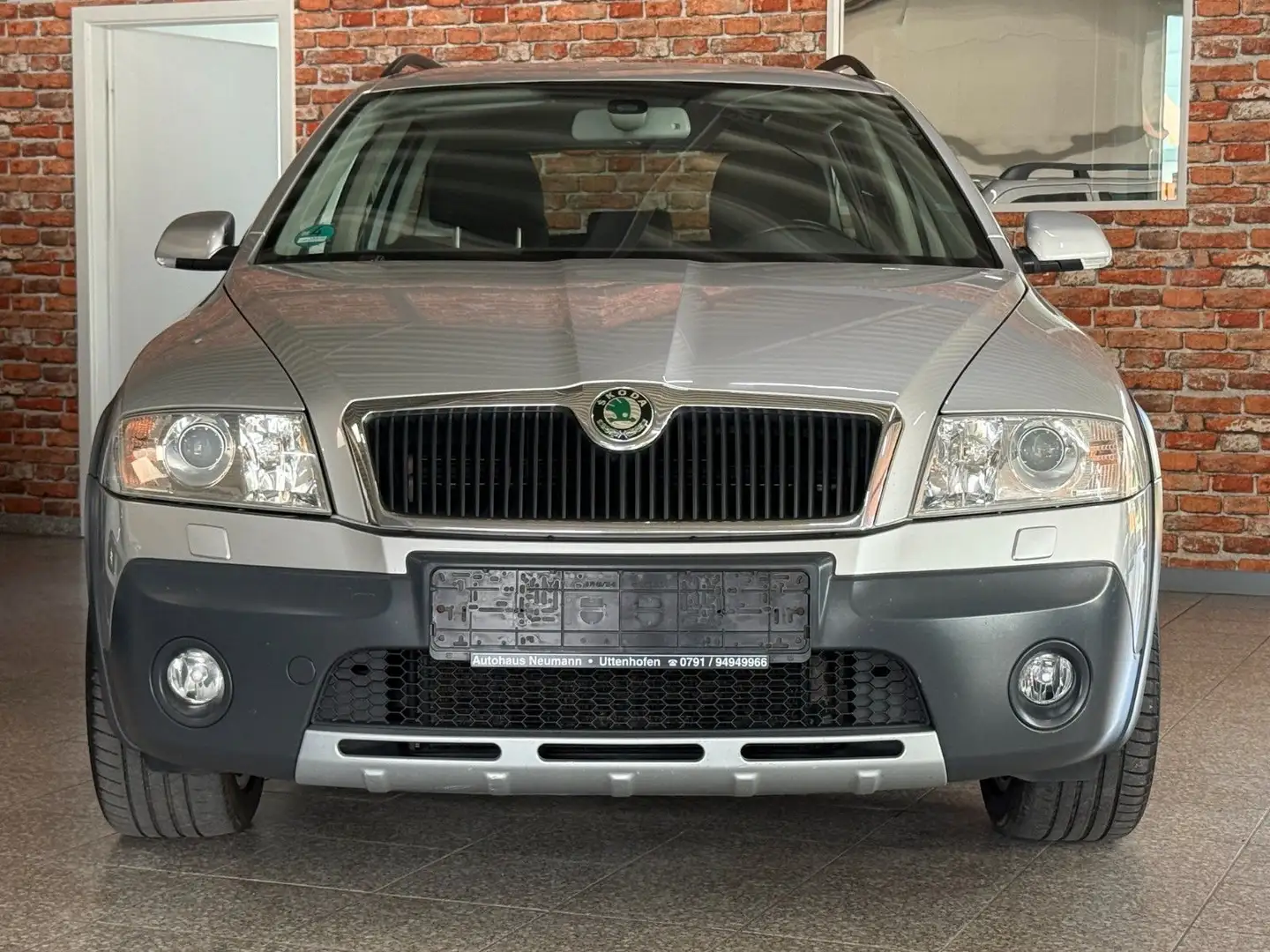 Skoda Octavia Combi Scout 4X4-2.0TDI-AHK-Tempomat-Alu Silver - 2