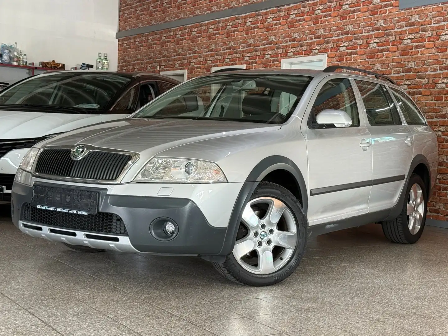 Skoda Octavia Combi Scout 4X4-2.0TDI-AHK-Tempomat-Alu Silver - 1