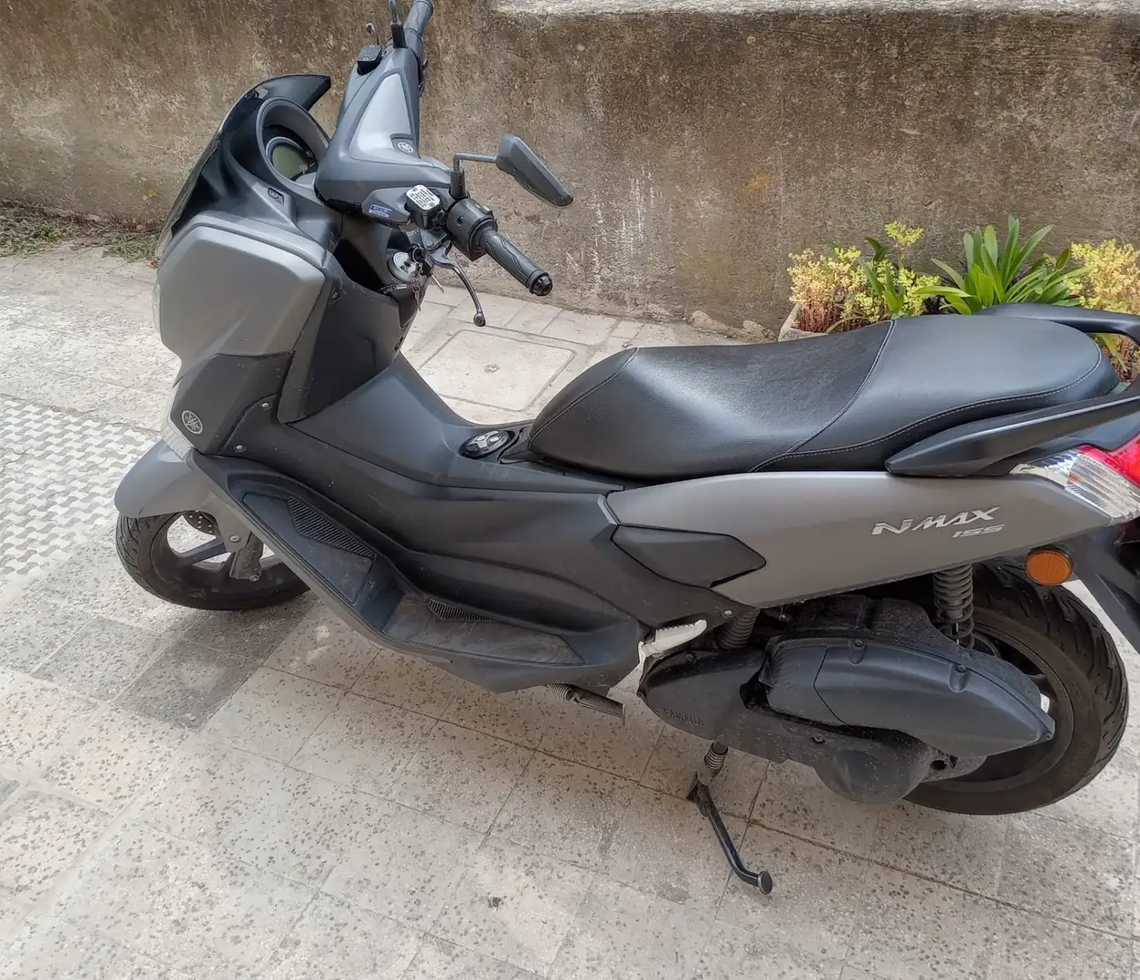 Yamaha NMAX scooter Gris - 1