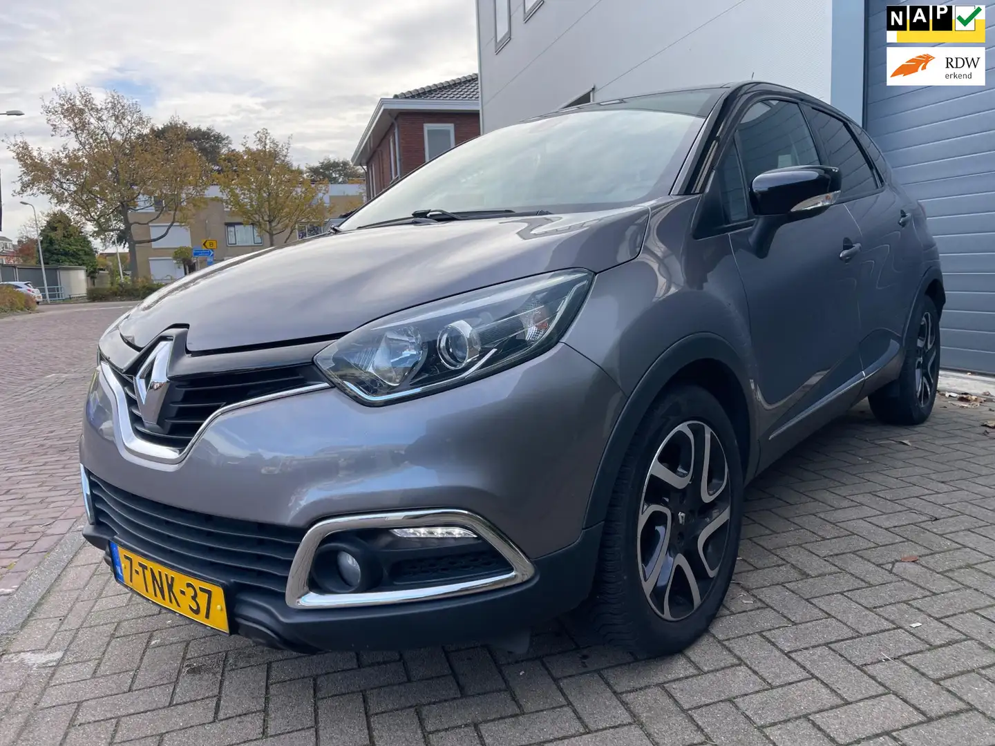 Renault Captur 0.9 TCe Dynamique/R-Link/Camera/Navi/Cruise-c/Clim Grijs - 1