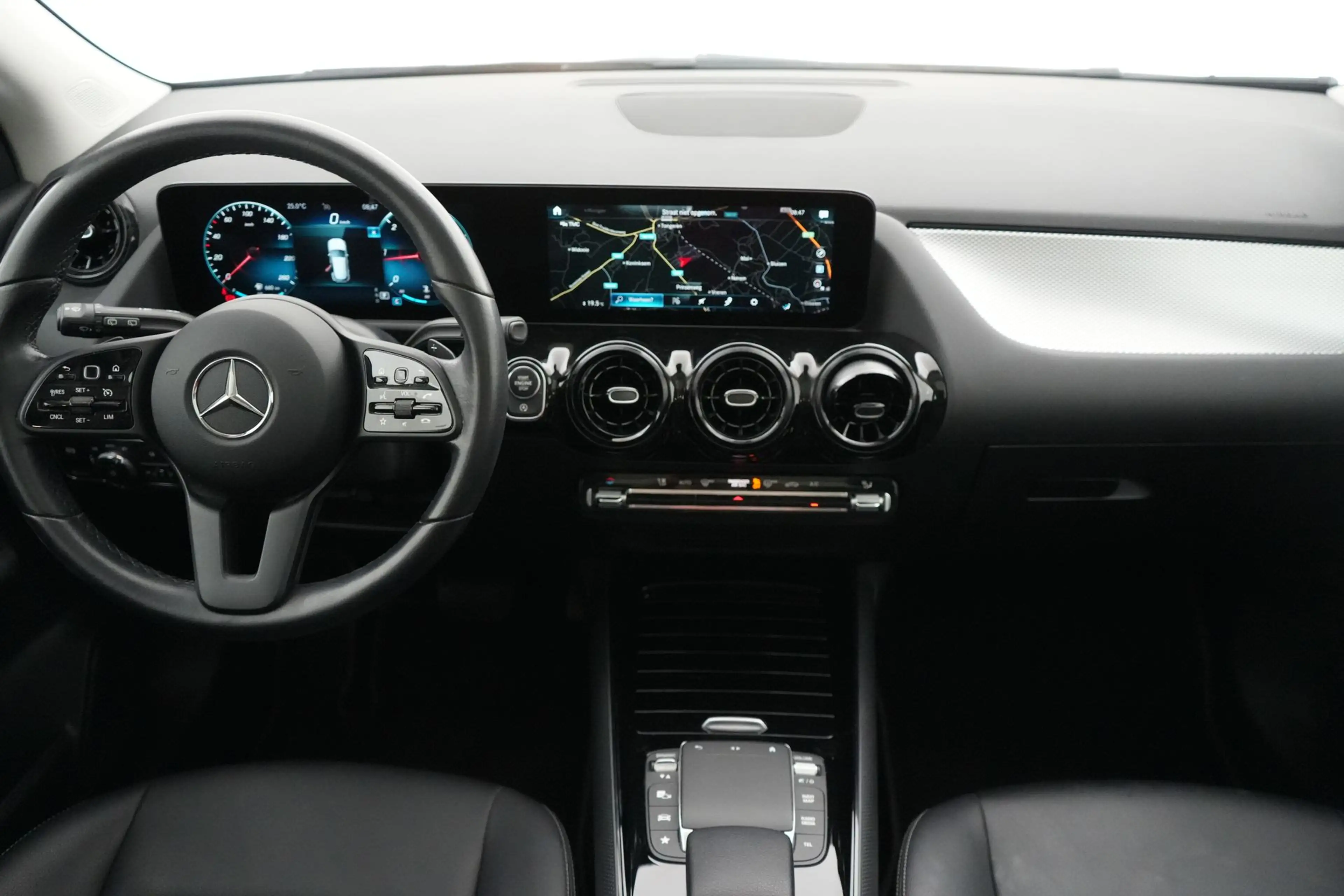 Mercedes-Benz GLA 180 Class 180dA Business Solution LEDER/STOF LED GPS P — photo 13