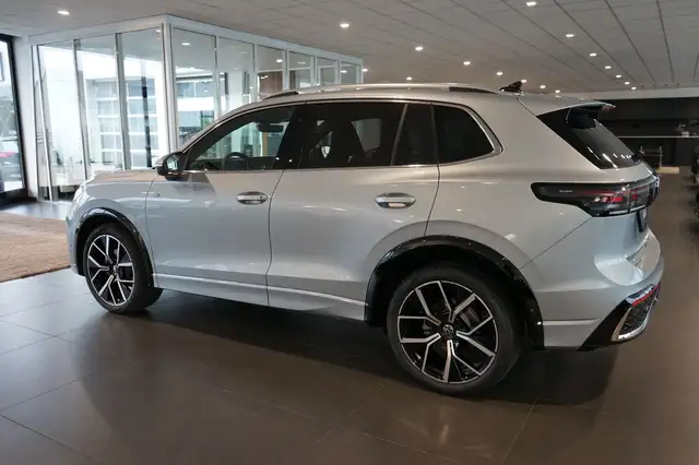 Volkswagen Tiguan view 2