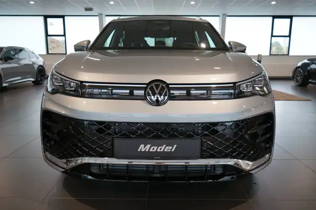 Volkswagen Tiguan view 3