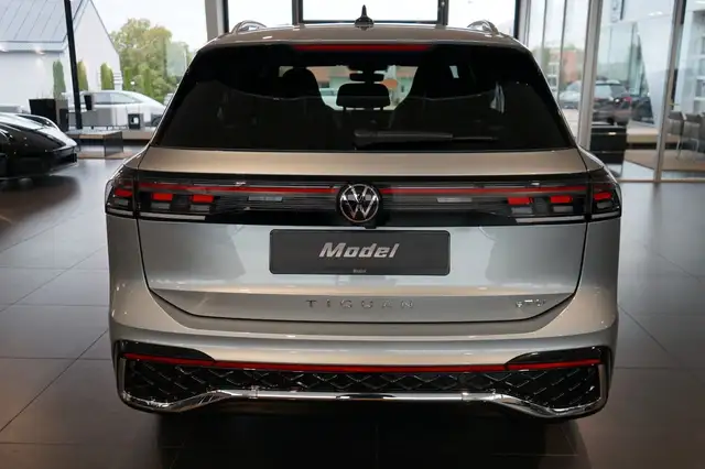 Volkswagen Tiguan view 4