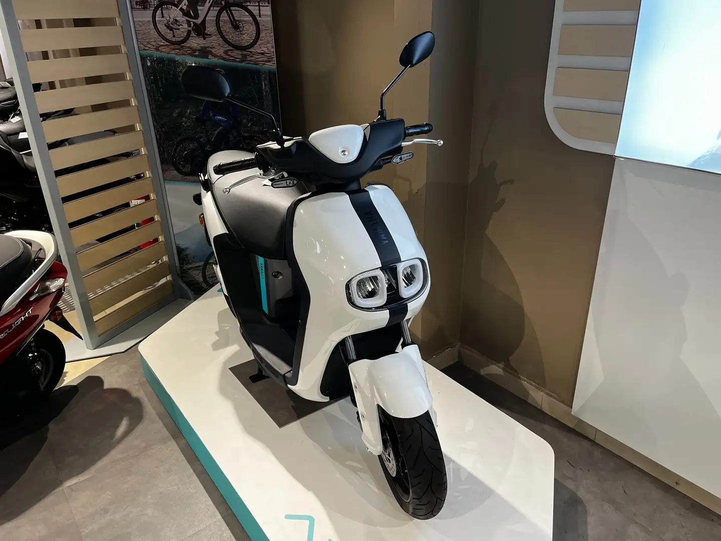 Yamaha NEOs 50 électrique - PROMO - Double batterie Biały - 2
