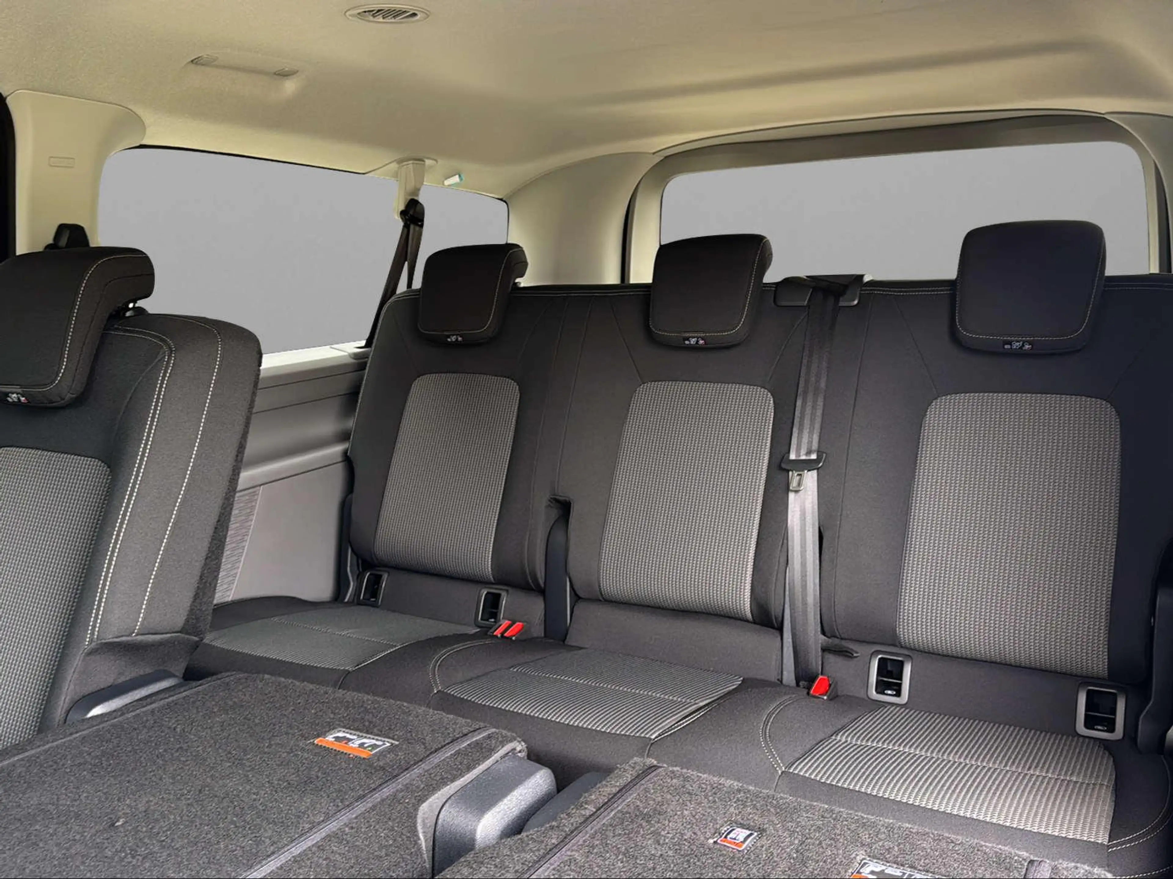 Volkswagen T7 Caravelle 2.0TDI DSG LR 8SITZ/NAVI/MATRIX/AHK — photo 8