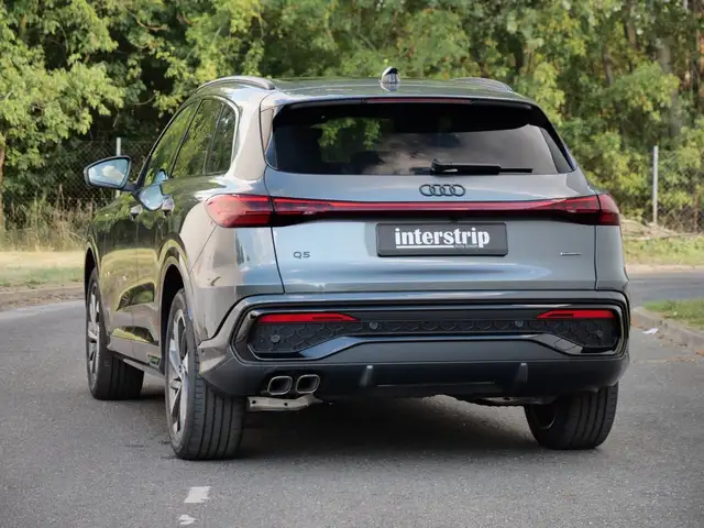 Audi Q5 view 4