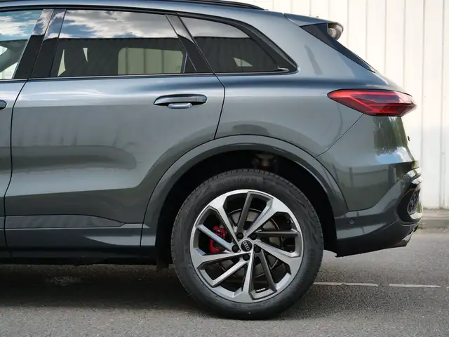 Audi Q5 view 12