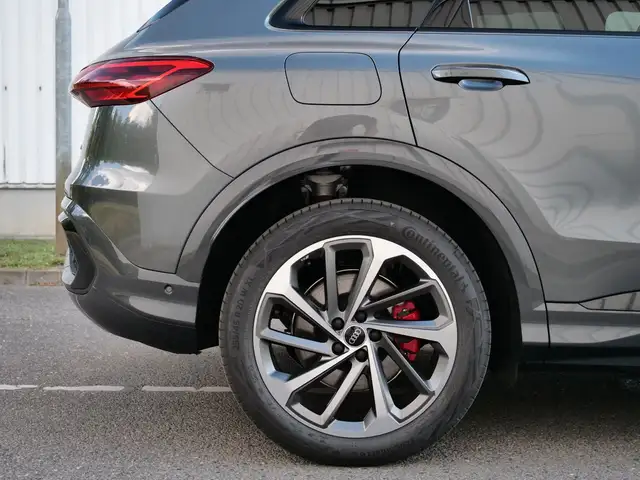Audi Q5 view 13