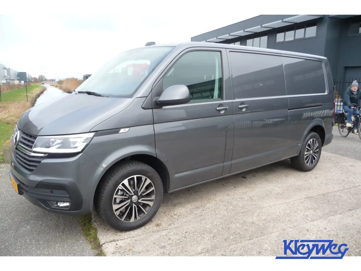 Volkswagen T6.1 Transporter 2.0 TDI L2H1 30 Highline 204 pk showroom model 2 s Grijs - 1