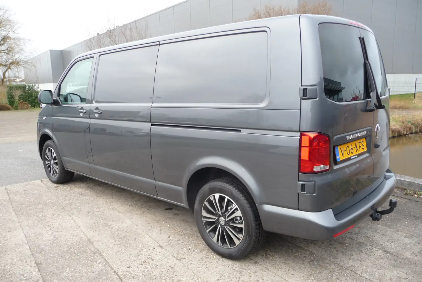 Volkswagen T6.1 Transporter 2.0 TDI L2H1 30 Highline 204 pk showroom model 2 s Grijs - 2