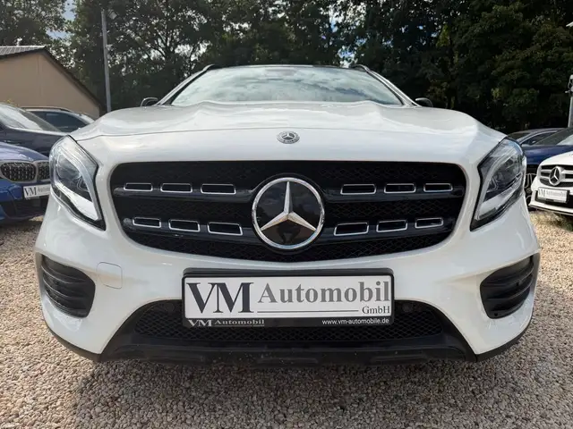 Mercedes-Benz 220 view 2