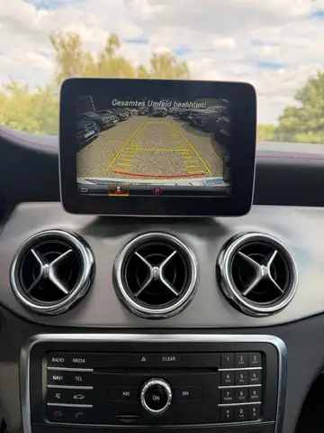 Mercedes-Benz 220 view 9