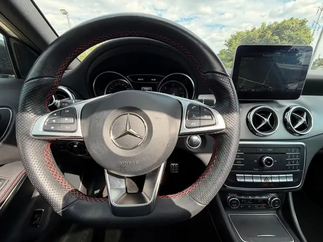 Mercedes-Benz 220 view 12