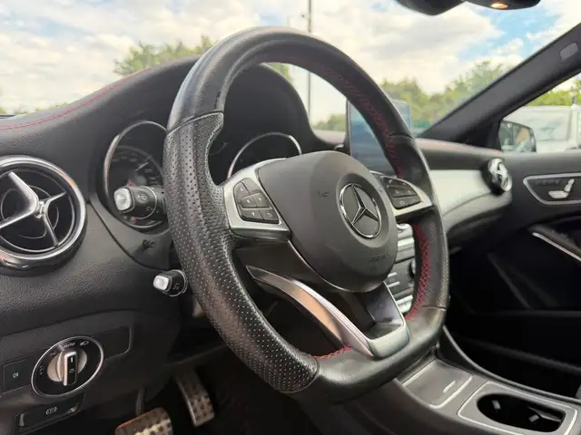Mercedes-Benz 220 view 8