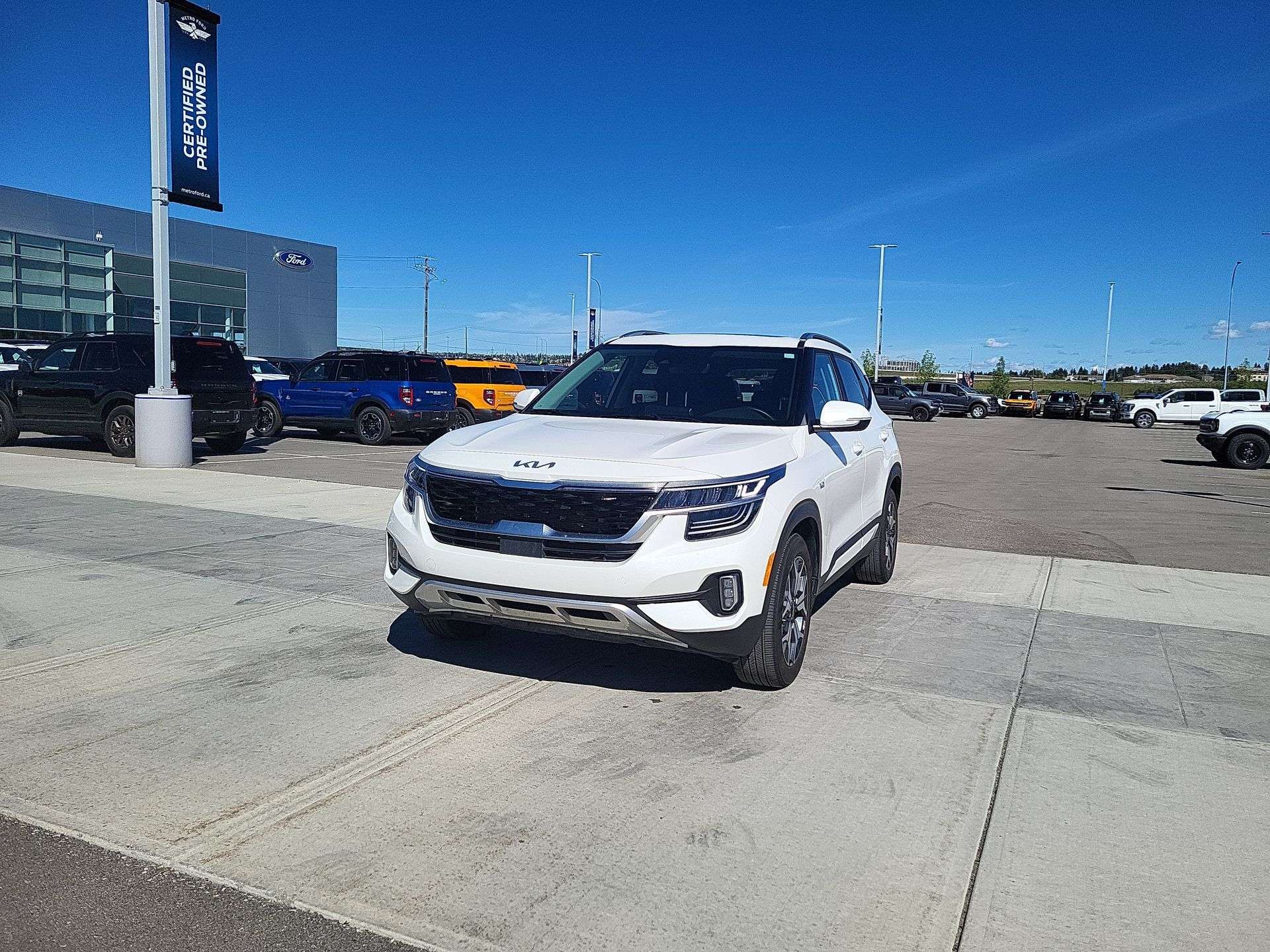 White 2023 Kia Seltos SUV / Crossover  Automatic