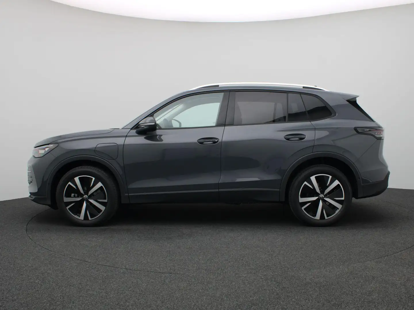 Volkswagen Tiguan 1.5 eHybrid Life Edition 204PK DSG Adaptieve Cruis Grijs - 2
