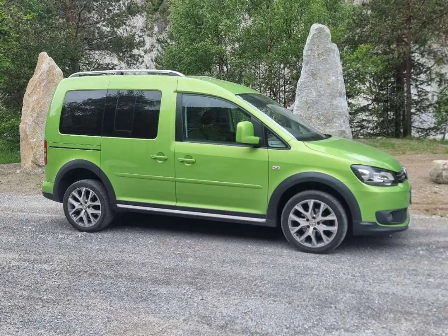 Volkswagen Caddy Cross 2,0 TDI DPF 4MOTION Grün - 1