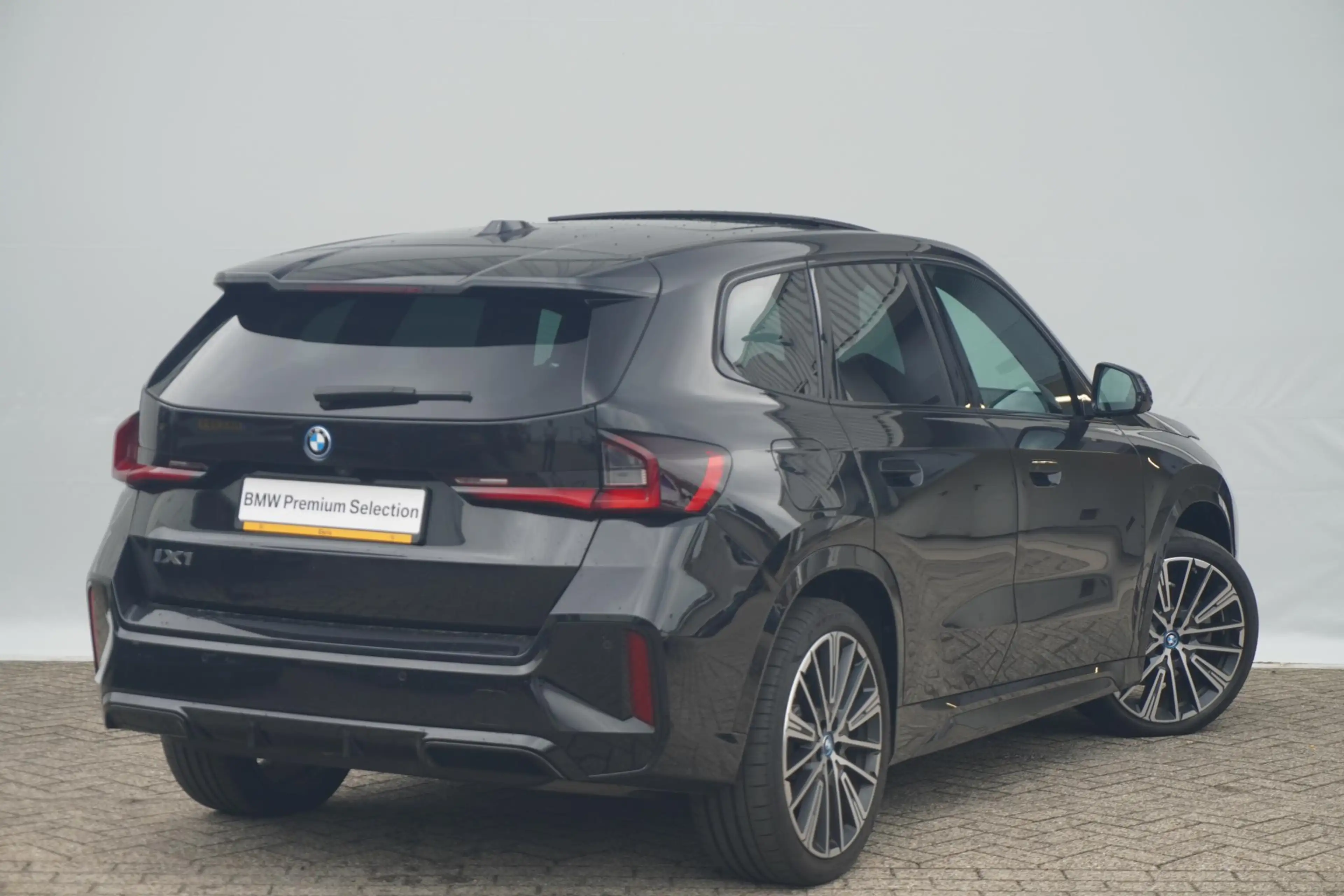 BMW iX1 xDrive30 | M Sportpakket | Panoramadak | Head-Up D — photo 2