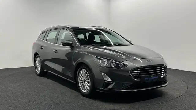 Ford Focus view 3