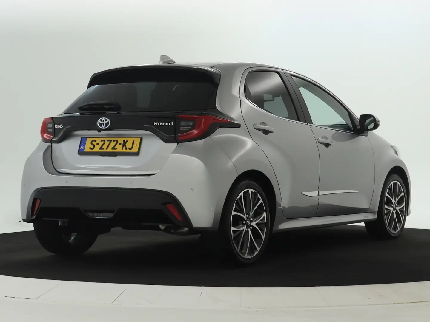 Toyota Yaris 1.5 Hybrid Executive Grijs - 2